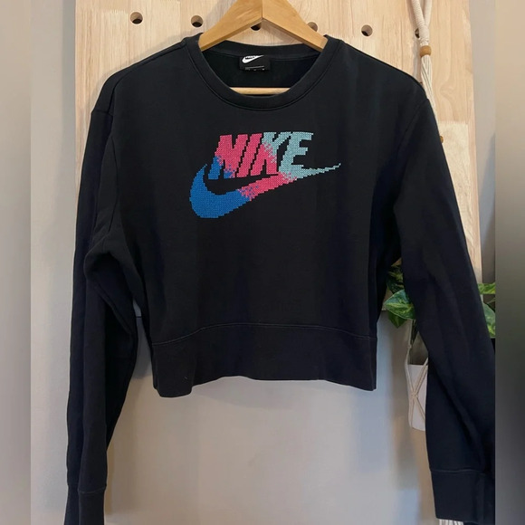 Nike Sweaters - Nike Sportswear Sz MEDIUM Print-Logo swoop Cropped Sweatshirt Black super cute!
